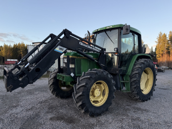 John Deere 6200 med lastare John Deere 6200 I mycket fint skick.
Vändbar förarplats.
Endast 2012 h